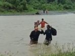 viral-sejumlah-guru-di-pasangkayu-seberangi-sungai-demi-mengajar-ke-sekolah-1759815765449_169